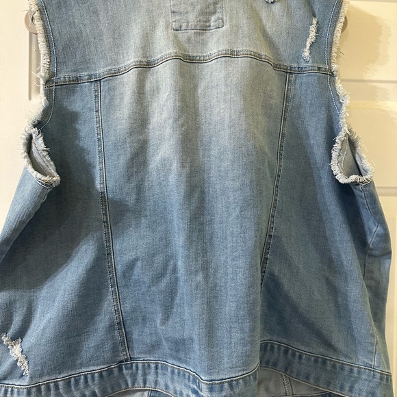 Classic Blue Denim Jeans with Distressed‎ Effects - Picture 2 of 3